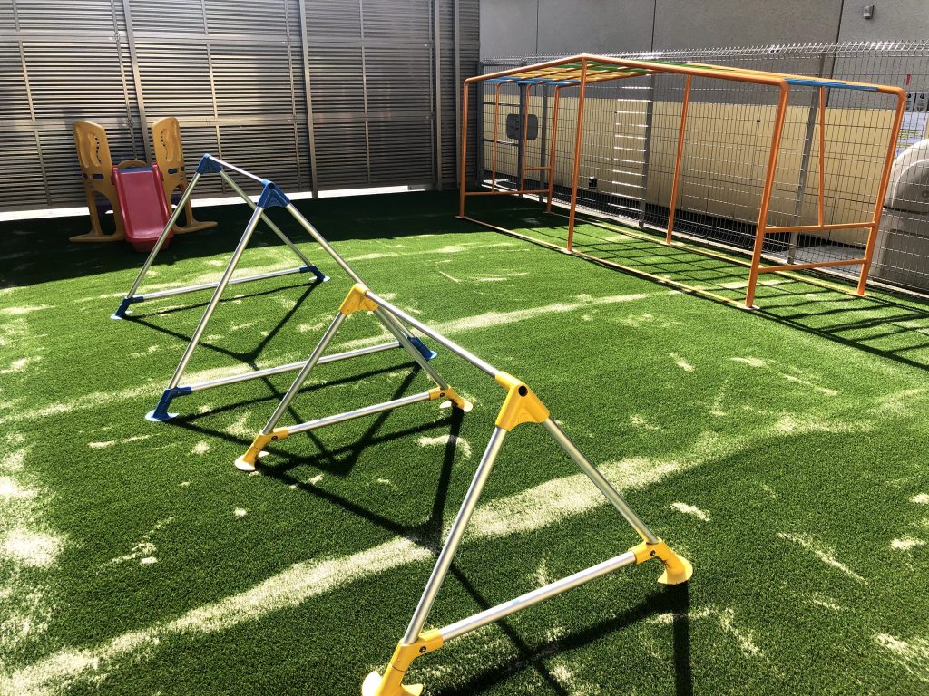 New Playground この自粛期間中、園庭の一部がリニューアルし、 芝生エリアが出来ました♪♪