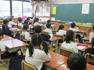 震災の話に静かに耳を傾けます