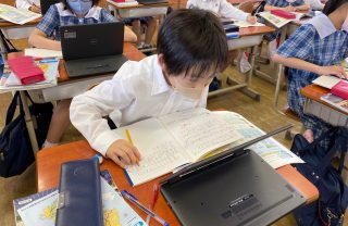浄水場について調べている様子