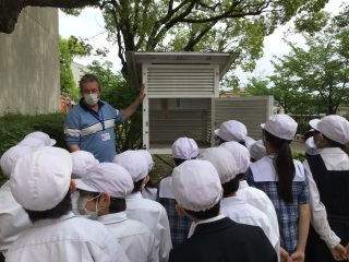 百葉箱の説明風景
