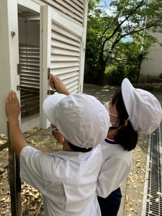 気温をはかる様子