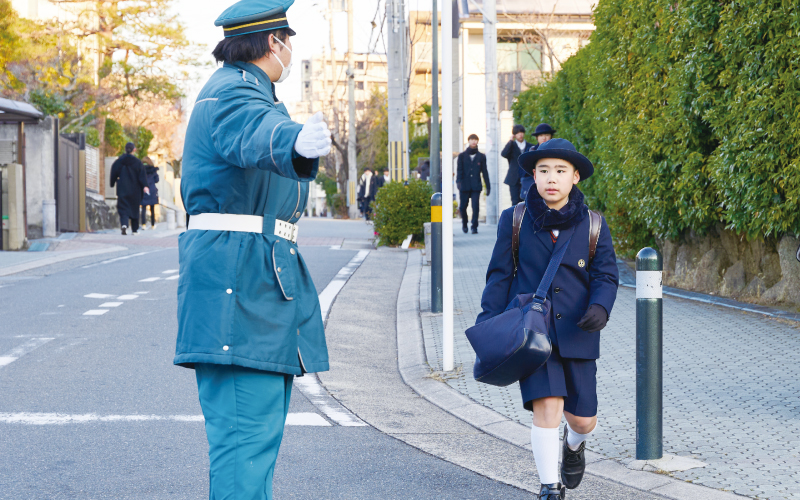 守衛の見守り来訪者チェック・監視カメラ