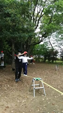 スラックラインに挑戦中 香里ヌヴェール学院小学校