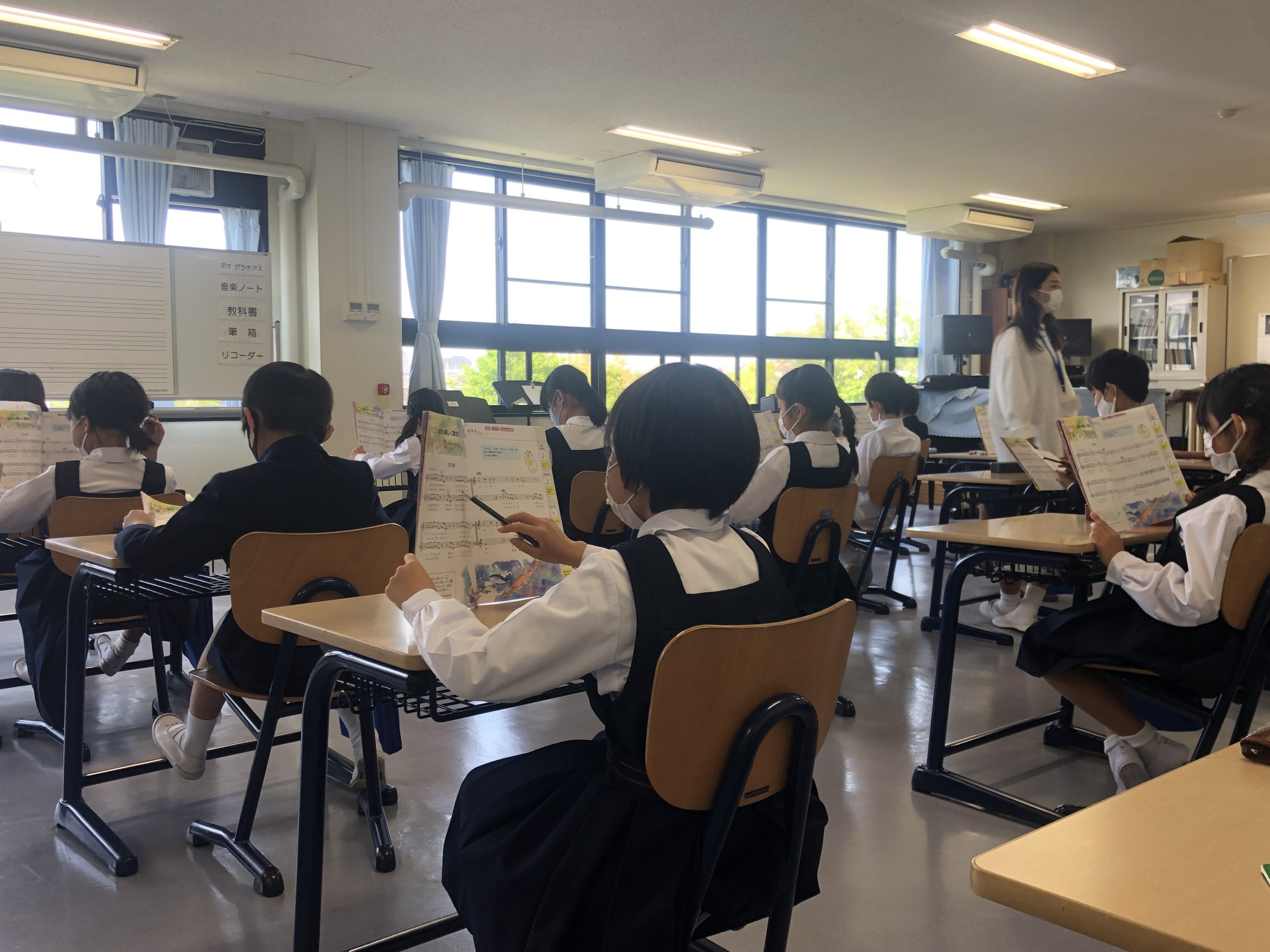 ある日子ネコのキャット 4年音楽 香里ヌヴェール学院小学校